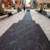 Accediamo ora al �salotto della moda� caratterizzato da una pavimentazione che d� l�idea di un elegante tessuto che si dispiega lungo la strada